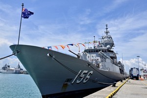 澳洲皇家海军图文巴号（HMAS Toowoomba）在新加坡参展。（图：路透社）