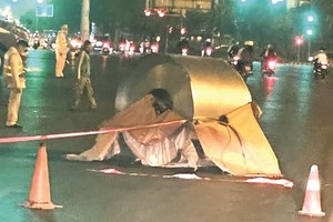 大卷铁皮砸坏汽车头