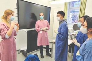 范玉石医科大学越-德医科大学生正在德意志联邦共和国学习。