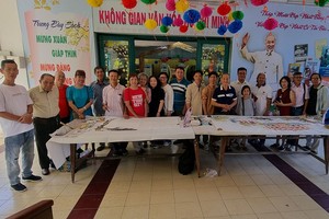 华人画家合绘《 春回芽龙码头》。