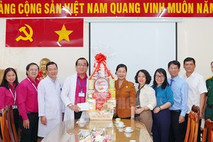 值越南医生节来临之际，第一郡领导与工作团前往看望该郡医院医生和工作人员并向他们赠送礼物。（图：市党部新闻网）