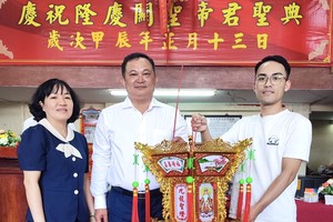 锺家尊（中）以3980万元投得第三号圣灯。