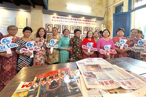 华人妇女参观历史遗迹