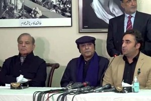 谢里夫（前排左一）和比拉瓦尔（右一）宣布组建联合政府。（图：互联网）