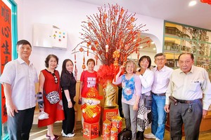 为推广华人文化艺术作努力