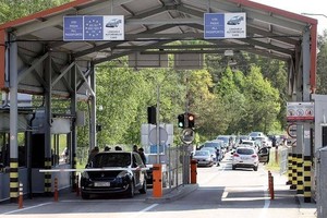 图为 2022年6月4日，车辆在苏姆斯卡斯过境点排队等候。（图：互联网）