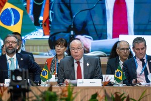 巴西外交部長維艾拉(中)出席二十國集團外長會議。（图：互联网）