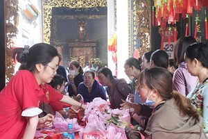 众多善信前来义安会馆关帝庙“借富”。