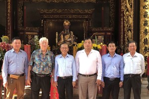 市委常务委员、守德市委书记阮友协（左三）与潮州义安会馆理事长陈裕（左二）和理事会成员合照。