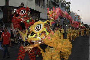 第十一郡首次举办元宵节龙狮游行活动。