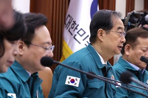 2月23日，在中央政府首尔办公楼，国务总理韩悳洙（右）主持召开中央灾难安全对策本部会议。（图：韩联社）