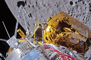 美国私企的“奥德修斯”月球登陆器沿月轨飞越月球近侧。（图：AFP）