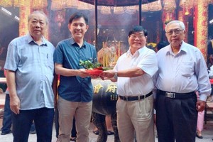 二府会馆理事长彭伟强、副理事长彭志光向海南会馆理事长林明辉和常值副理事长孙盛强送“禄”。