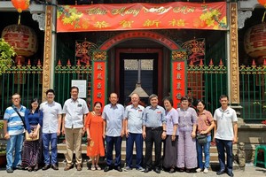 政府原常务副总理张和平（左六）偕家眷与穗城会馆理事会代表合照留念。