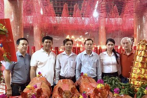 丰富会馆理事会代表与第八郡文化中心代表团合照留念。