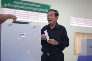 2月25日，在柬埔寨干丹省达克茂市，柬埔寨前首相洪森在一处投票站参加参议院选举投票。（图：新华社）