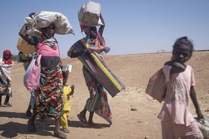 逃离苏丹战事的家庭抵达南苏丹。（图：联合国）