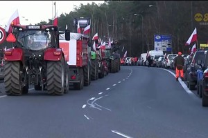 欧洲农民的示威活动持续发酵。波兰农民以拖拉机堵路，封锁了连接波兰和德国的边界交通。示威的农民恫言将继续示威抗议，直到他们的诉求被满足。（图：视频截图）