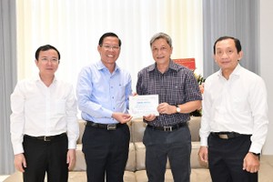 市人委会主席潘文迈探望人民医生、卫生部原副部长阮长山副教授、博士、医生。（图：越勇）