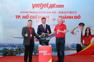 中国驻本市总领事魏华祥出席越捷航空的胡志明市-成都航线开通仪式。