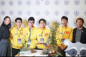越南学生首次在2024年化学项目奥林匹克竞赛总决赛夺得金牌。（图：moet.gov.vn）
