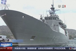 希腊政府26日宣佈本国军舰参与欧洲联盟的红海和海湾地区护航行动，该国“伊兹拉”号护卫舰当天晚些时候向红海水域进发。（图：新华社）