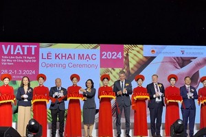 代表们进行剪彩仪式。（图：工商杂志）