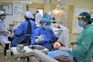 市医药大学口腔颌面系学生正在上实习课。