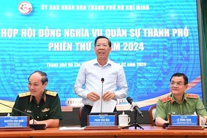 市人委会主席、市军事义务委员会主席潘文迈在会上致词。