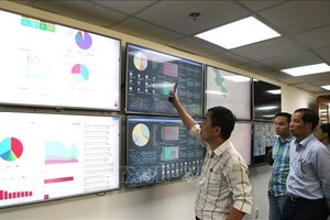 介绍“聆听社交网”应用程式。（图：秋怀/越通社）