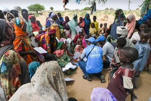 联合国难民署的工作人员预先登记最近抵达乍得库夫伦地点的苏丹难民。（图：UNHCR）
