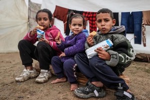 因加沙冲突而流离失所的家庭正在接受联合国的粮食援助。（图：粮食署）