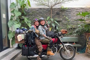 富强－翠珍夫妻俩在启程前留影。