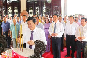 永隆省领导在部长会议主席范雄纪念区敬香。（图：俊光）