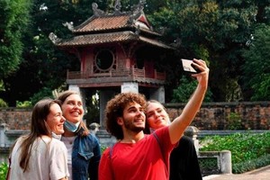 国际游客在河内一旅游景点自拍纪念照。（图：互联网）