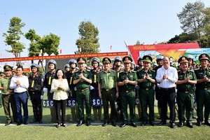 市领导与各将领勉励战士。（图：越勇）