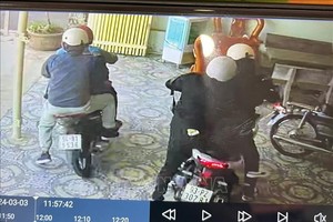 劫匪团伙被监控视频录下的画面。（图：越通社）