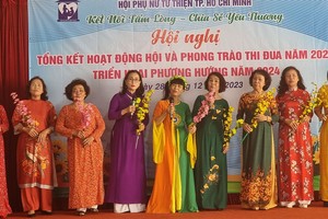 市慈善妇女会成员穿着长衫表演文艺活动。