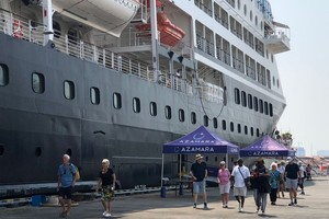 精钻旅行号邮轮抵港后，游客上岸观光遊览。（图：黄雪）