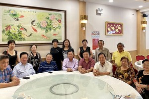 穗城校友会执委欢聚时合照。