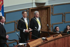 3月1日，在芬兰赫尔辛基的议会大厦，斯图布（左二）宣誓就职。（图：新华社）