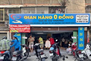 零元服装店宽敞整洁吸引多人前往选取。