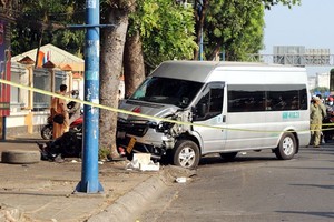 客车与摩托车碰撞致交通堵塞