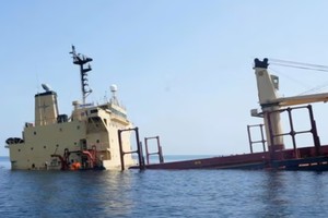 英国货轮“鲁比马尔”号沉没前的景象。（图：EPA）