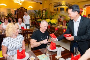 国际遊客在2024甲辰年春节期间体验越南传统春节文化。