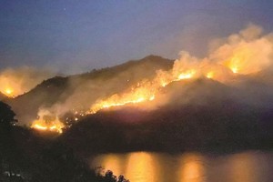 图为今年2月底，山罗省北安县占万乡发生一起森林火灾，烧毁近50公顷森林。（图：文福）