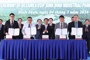 国会主席王廷惠见证各企业签署投资合作协议。（图：越通社）