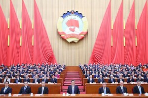 3月4日下午，中国人民政治协商会议第十四届全国委员会第二次会议在北京人民大会堂开幕。这是习近平、李强、赵乐际、蔡奇、丁薛祥、李希、韩正在主席台就座。（图：新华社）