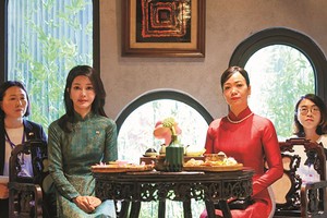 韩国总统夫人金建熙与越南国家主席夫人潘氏清心穿着传统长衫品茗。