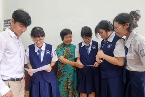 文朗学校高中生向林老师汇报考试结果。